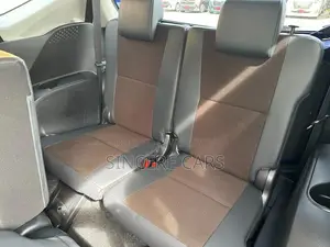 টয়োটা সিয়েন্টা ২০২১ নীল