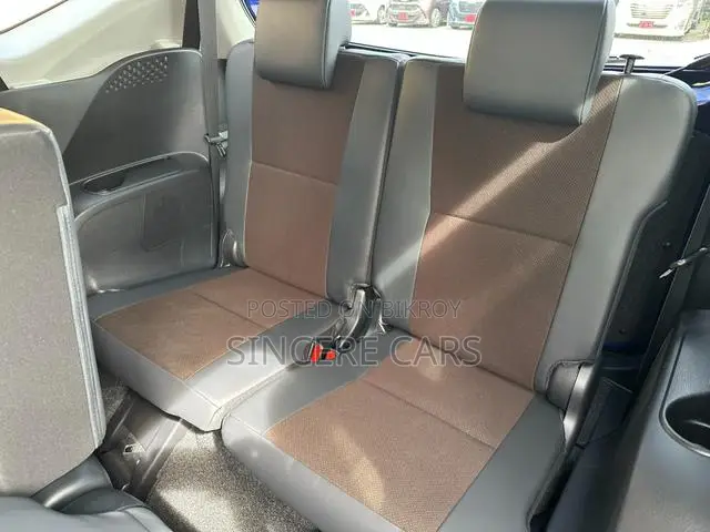 টয়োটা সিয়েন্টা ২০২১ নীল