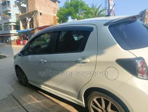 Toyota Vitz 2012 Pearl