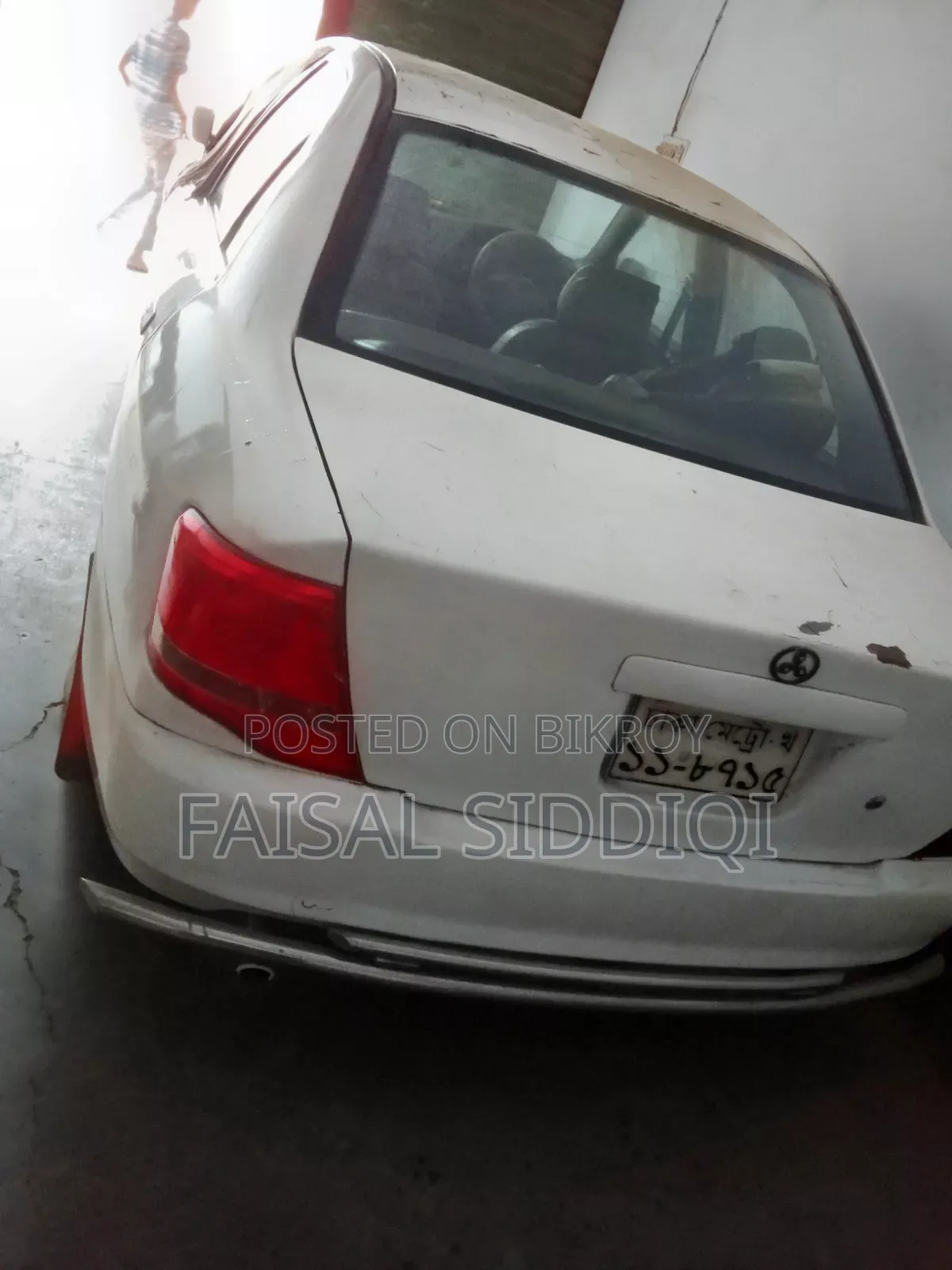 মিতসুবিশি ল্যান্সার ২০০০ সাদা