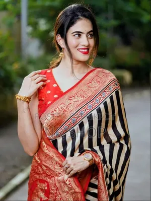 ট্রেন্ডি ডিজিটাল প্রিন্ট সিল্ক শাড়ি (ম্যাচিং ব্লাউজ পিসসহ)