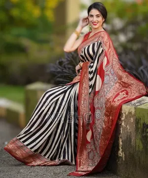 ট্রেন্ডি ডিজিটাল প্রিন্ট সিল্ক শাড়ি (ম্যাচিং ব্লাউজ পিসসহ)
