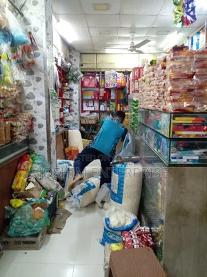 মুদি দোকানে কাজ