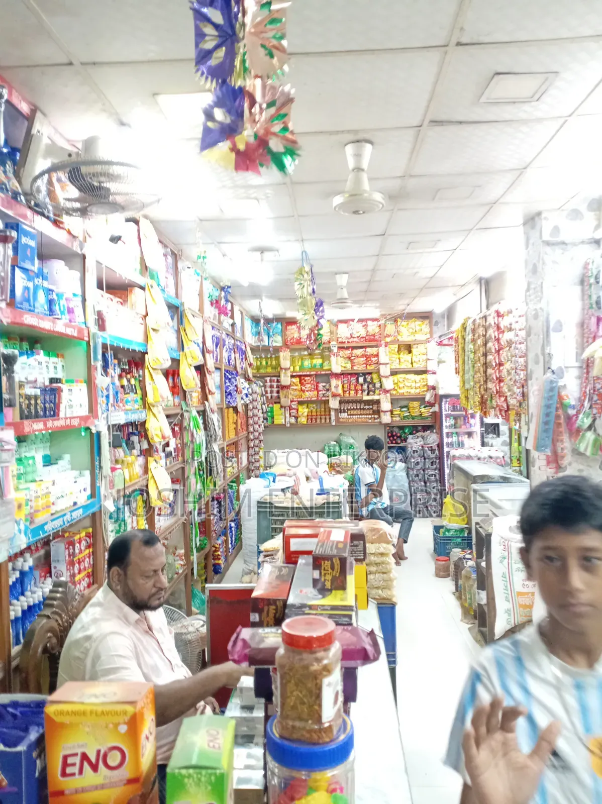 মুদি দোকানে কাজ