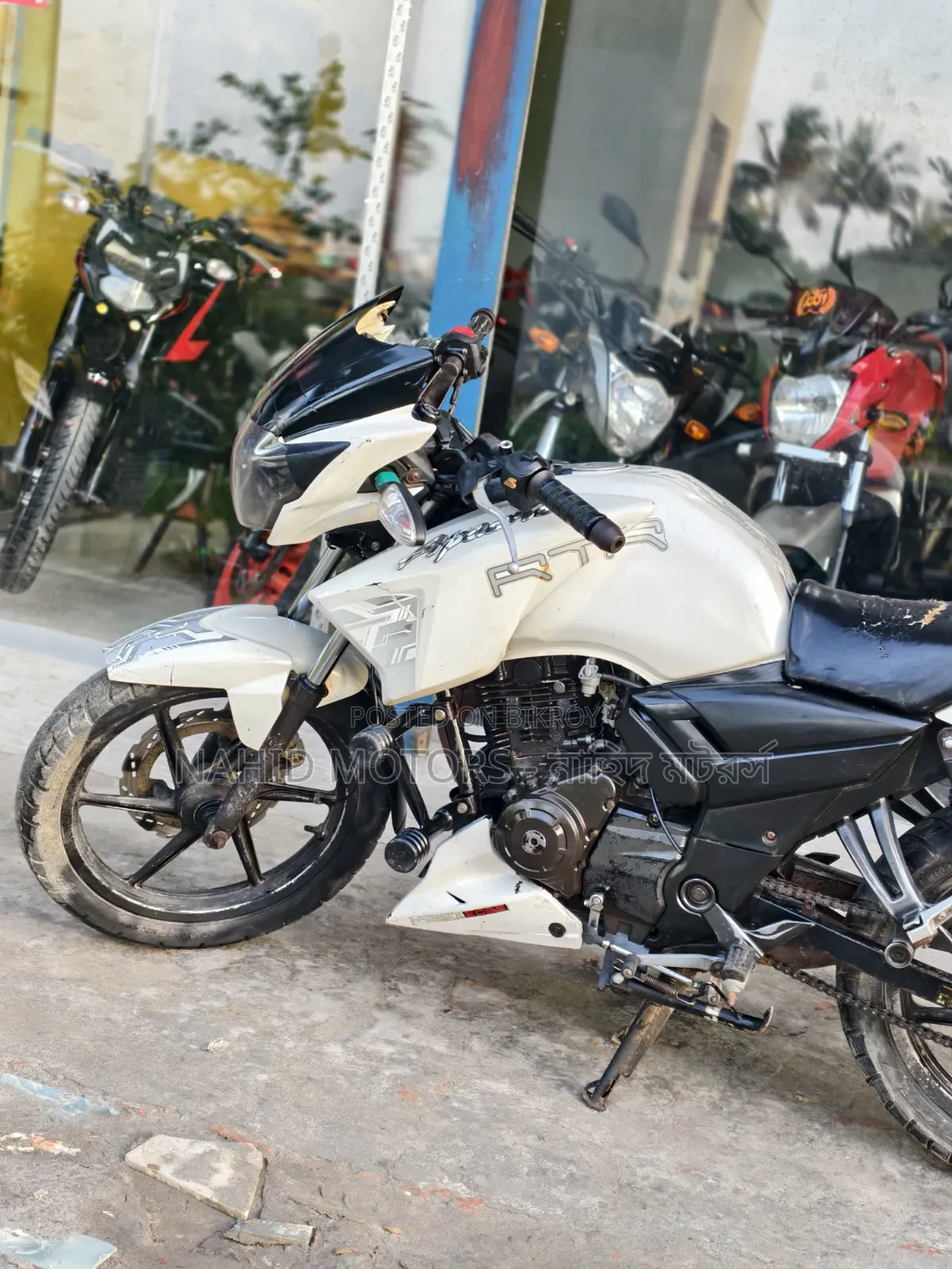 টিভিএস অ্যাপাচি আরটিআর ১৬০ ২ভি ২০১৫ সাদা
