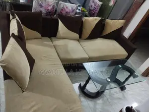 সোফা সেটের সাথে টি টেবিল