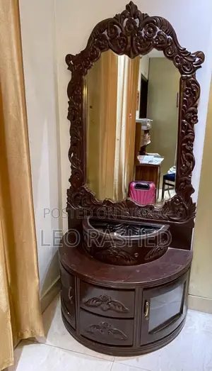 ড্রেসিং টেবিল