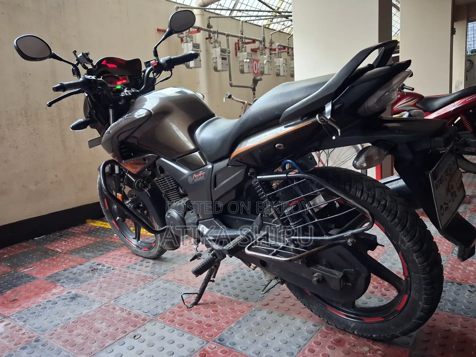 হিরো হাঙ্ক ২০১৮ গ্রে