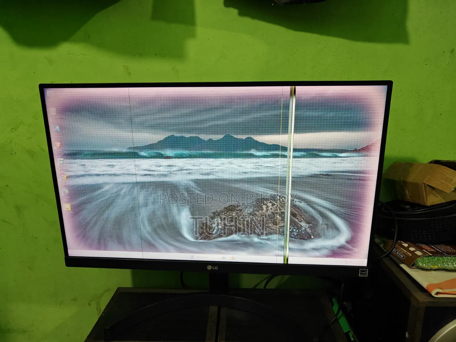 LG 22 Inch Monitor With Line