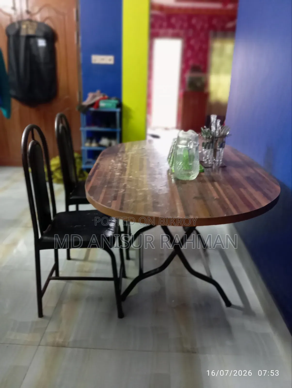 ডাইনিং টেবিল বিক্রি করা হবে।