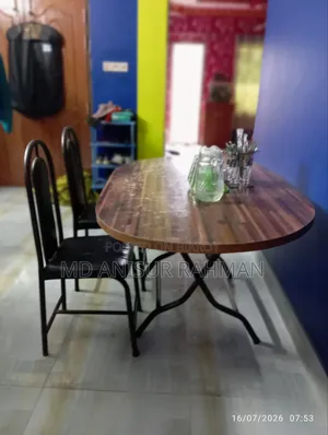ডাইনিং টেবিল বিক্রি করা হবে।