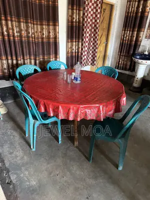 চেয়ার এবং টেবিল