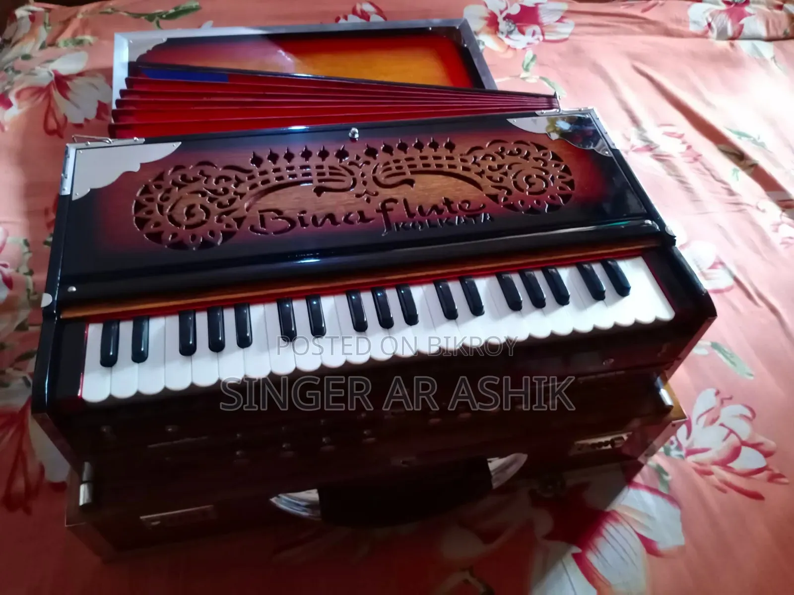 একটি কলিকাতার বিনা ফ্লুট হারমোনিয়াম বিক্রয় হবে