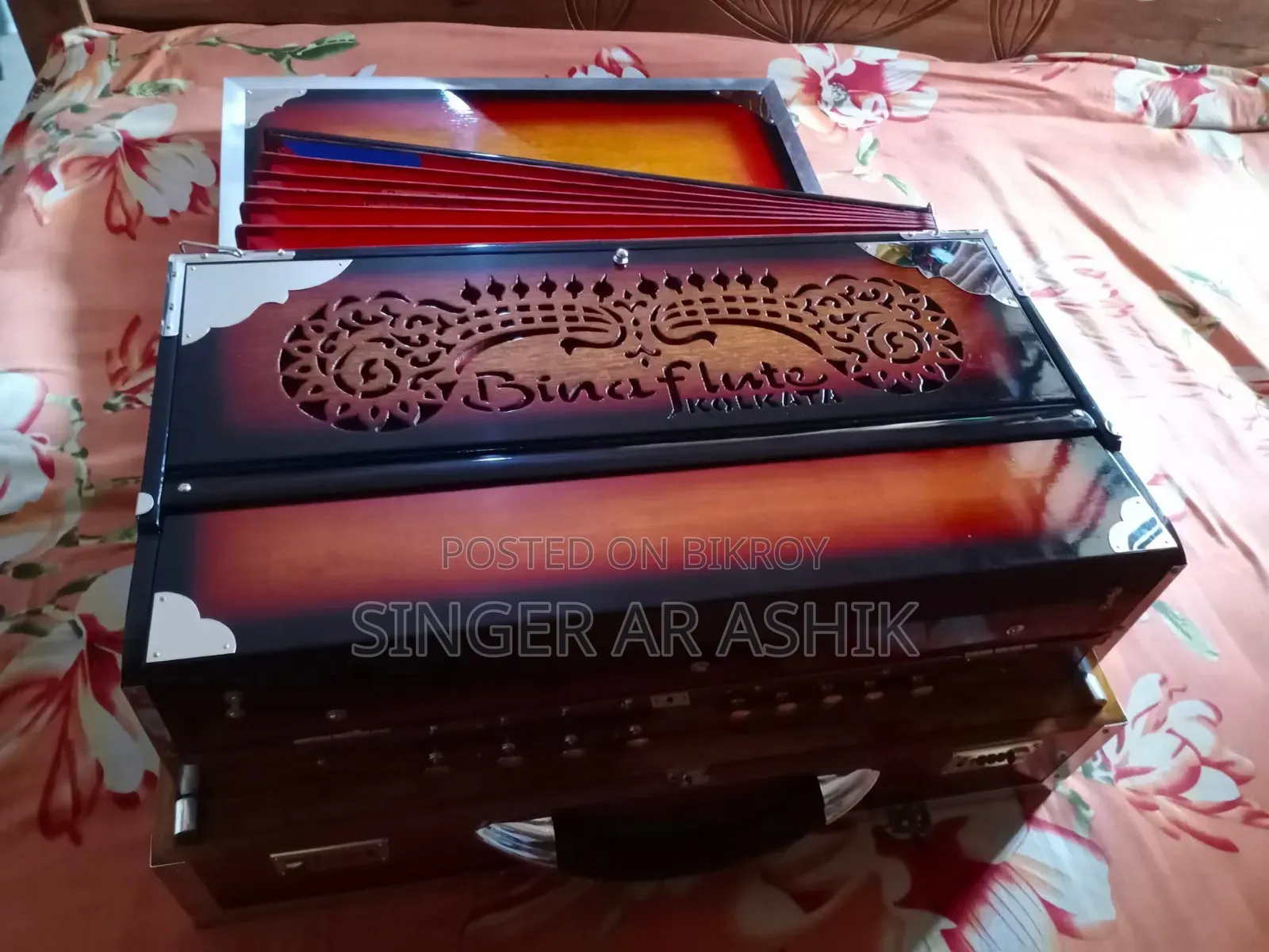 একটি কলিকাতার বিনা ফ্লুট হারমোনিয়াম বিক্রয় হবে