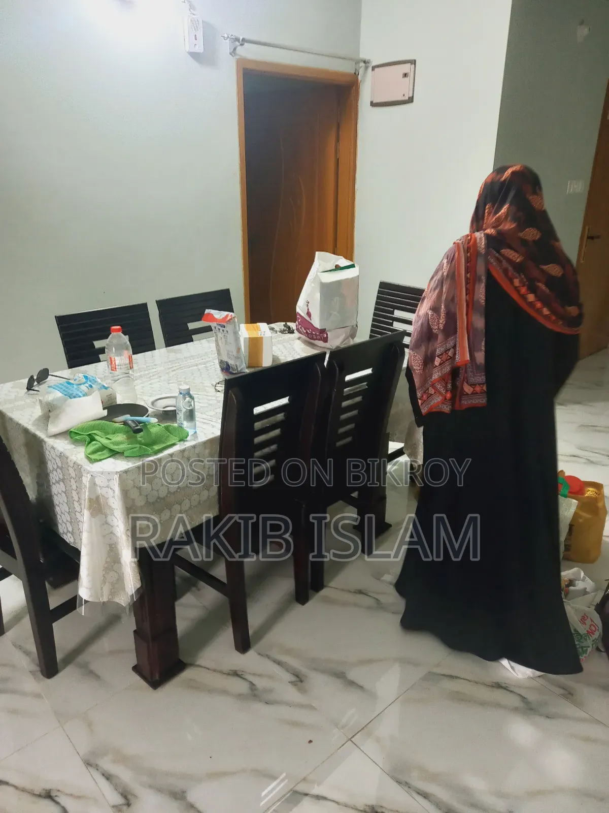 ডাইনিং টেবিল