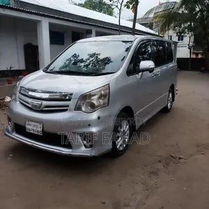 Toyota Noah 2012 Silver