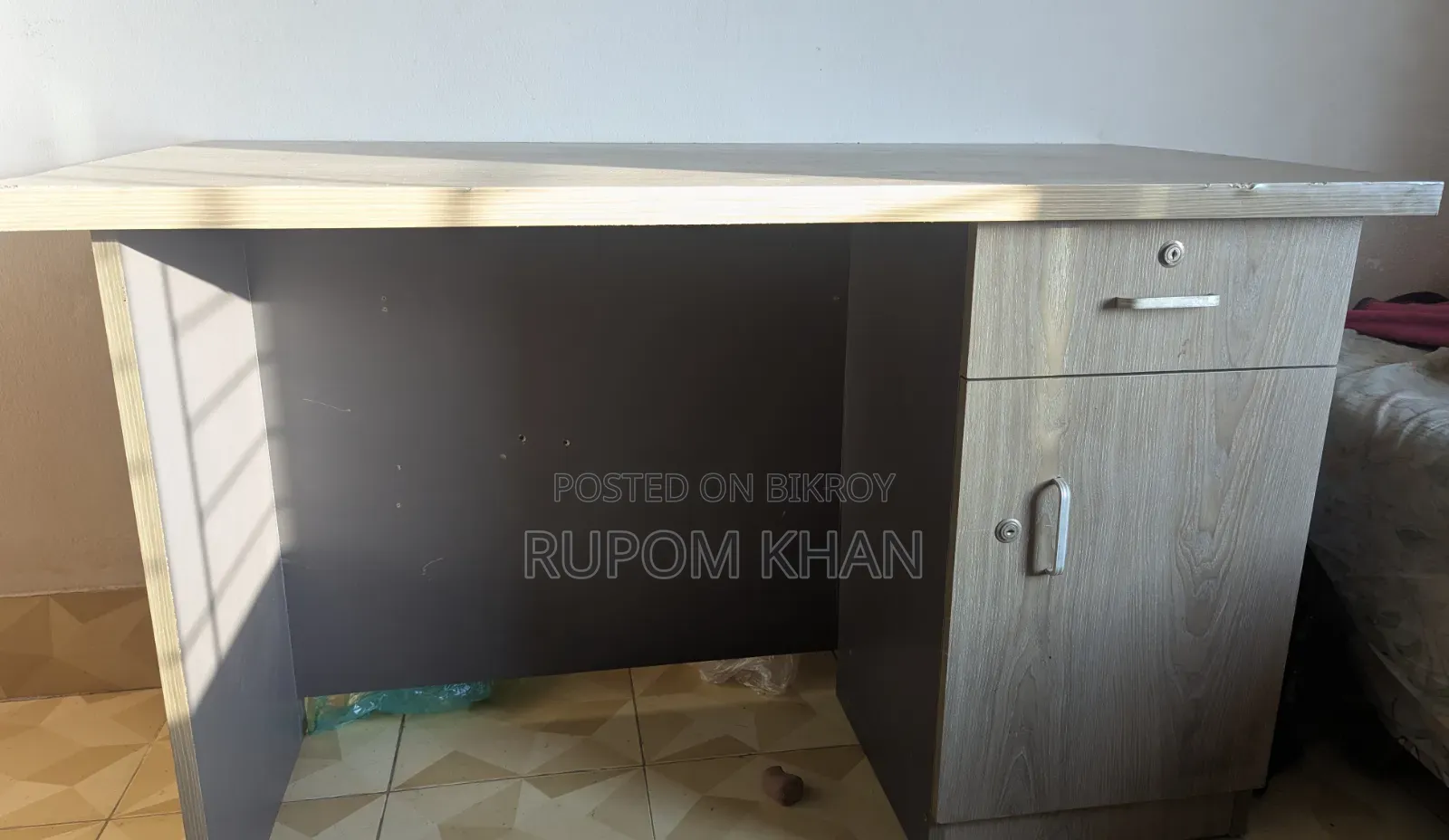 Table. Table for Sale With Decorative Shelf Great Condition