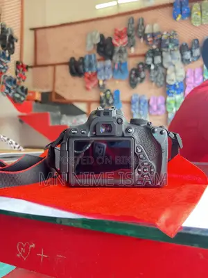 Cannon 700D