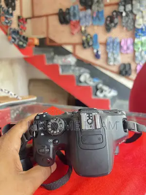 Cannon 700D