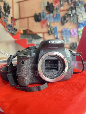 Cannon 700D