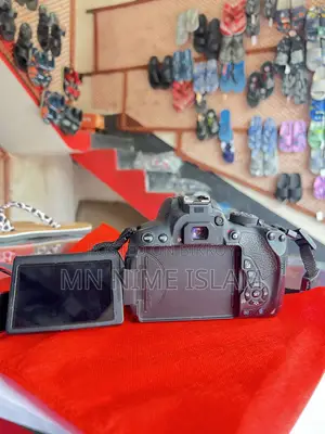 Cannon 700D