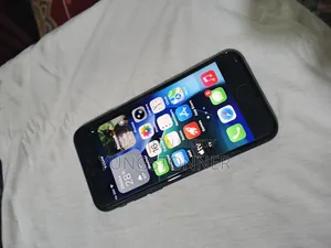 Apple iPhone SE (2020) 64 GB Black