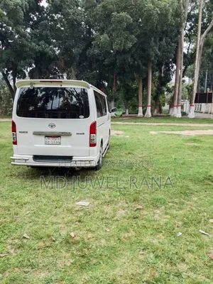 Toyota HiAce 2005 White