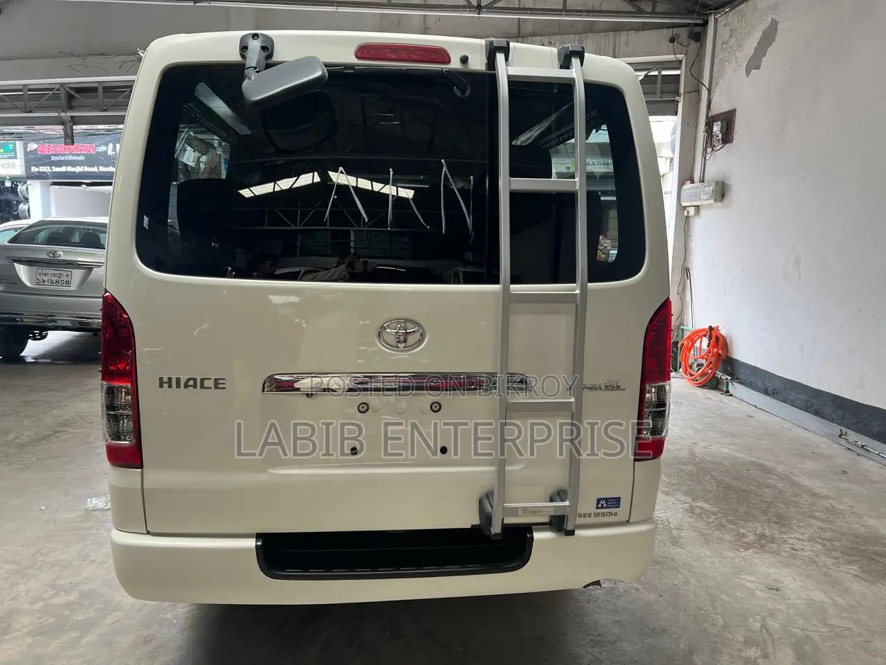 Toyota HiAce 2021 White