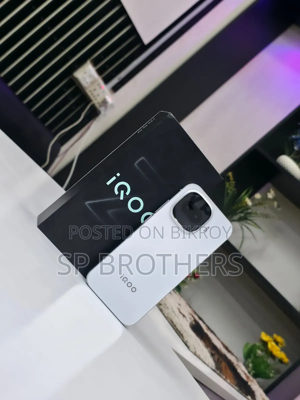 iQOO 256 GB White