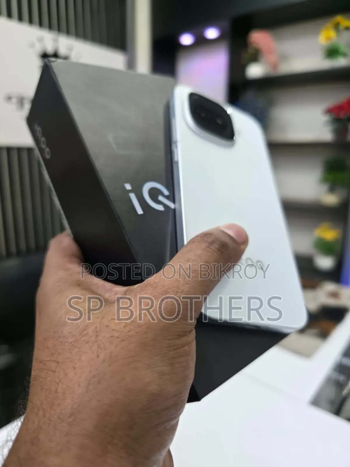 iQOO 256 GB White