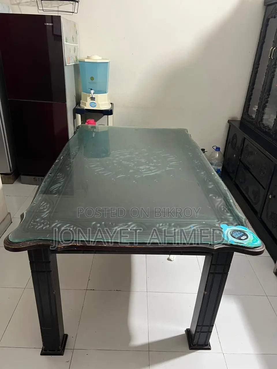 6-seater dining table for sale.
