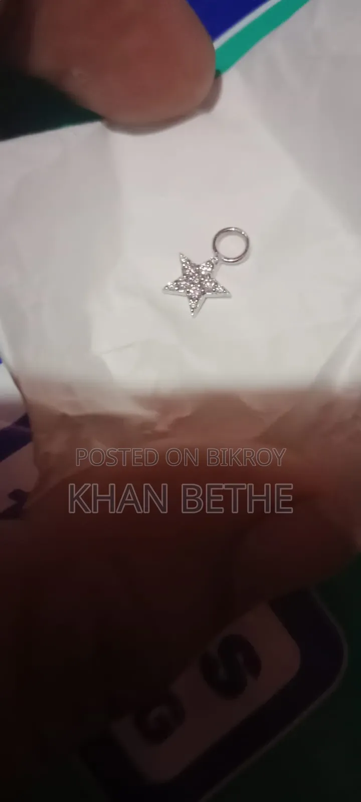 একটি হীরা লকেট বিক্রি করা হবে