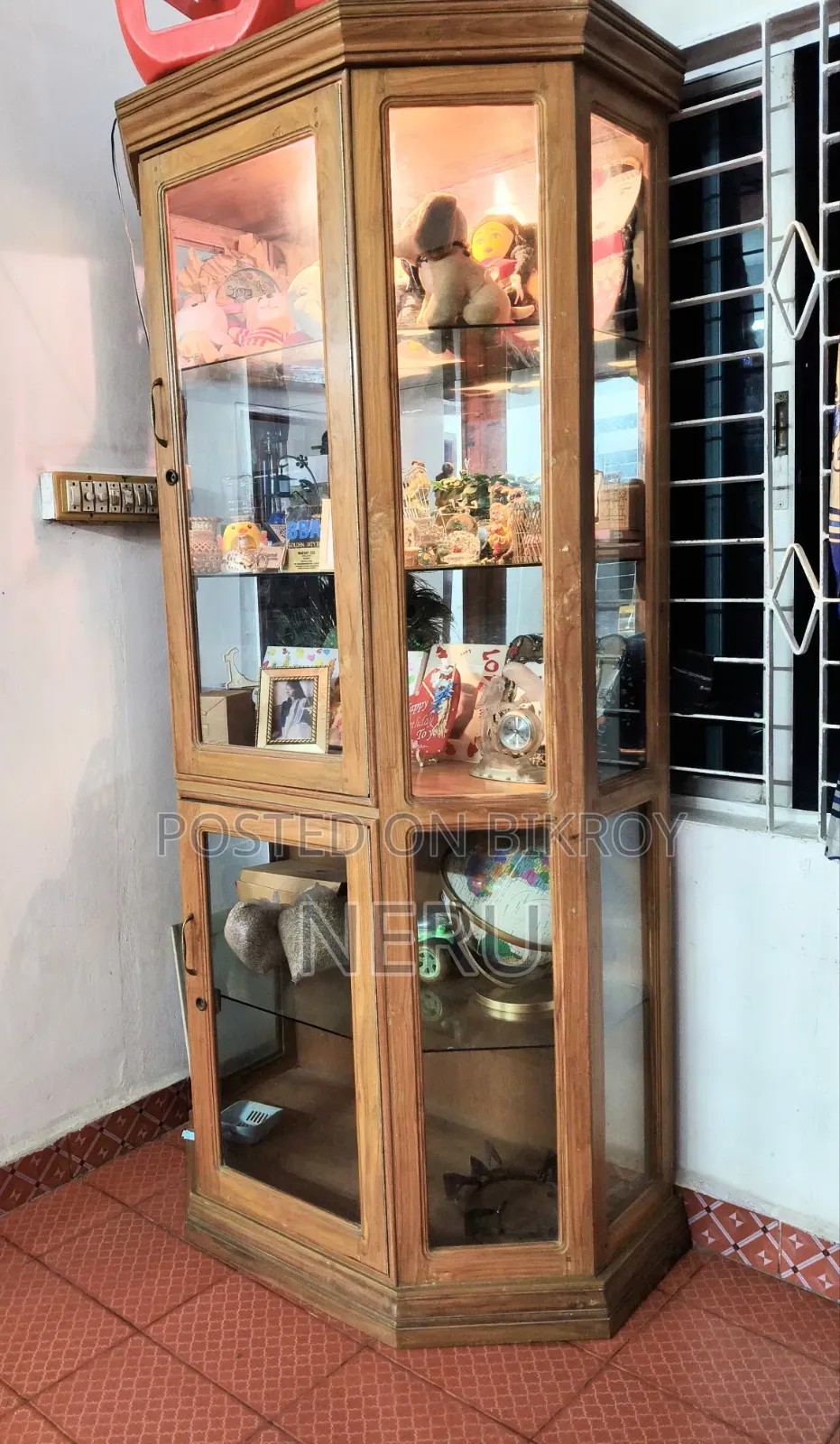 সেগুন কাঠের তৈরি শোকেস