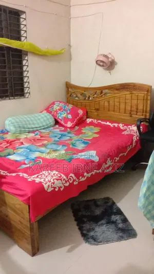 ২০২৬ জানুয়ারিতে কেনা ৫×৭ ফুট আকাশমণি কাঠের খাট, ভালো অবস্থায়।"