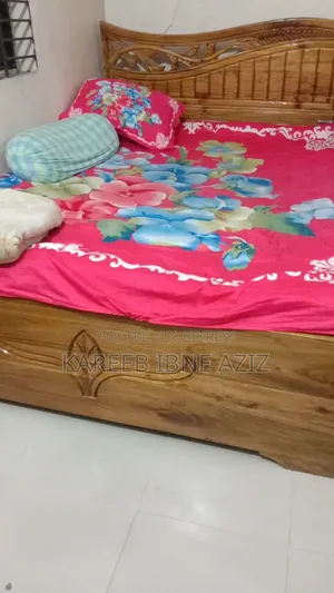 ২০২৬ জানুয়ারিতে কেনা ৫×৭ ফুট আকাশমণি কাঠের খাট, ভালো অবস্থায়।"