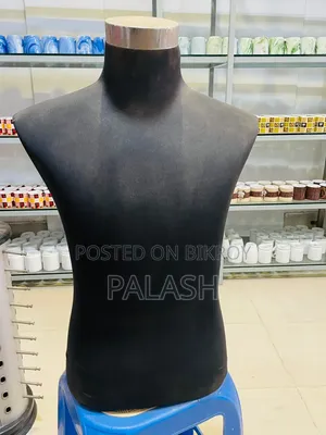 চারটা হাফ ডল ও একটা চশমা স্ট্যান্ড