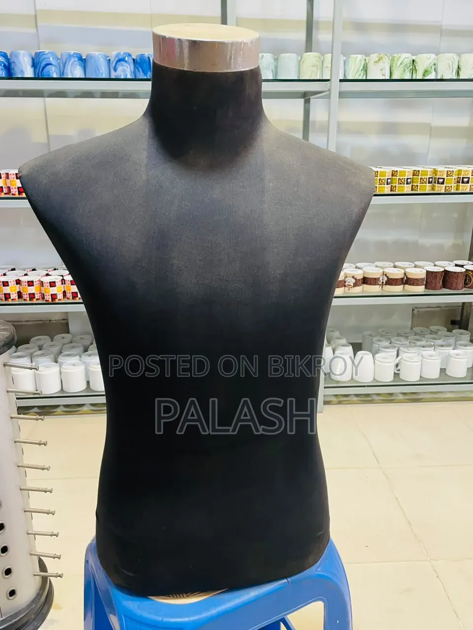 চারটা হাফ ডল ও একটা চশমা স্ট্যান্ড