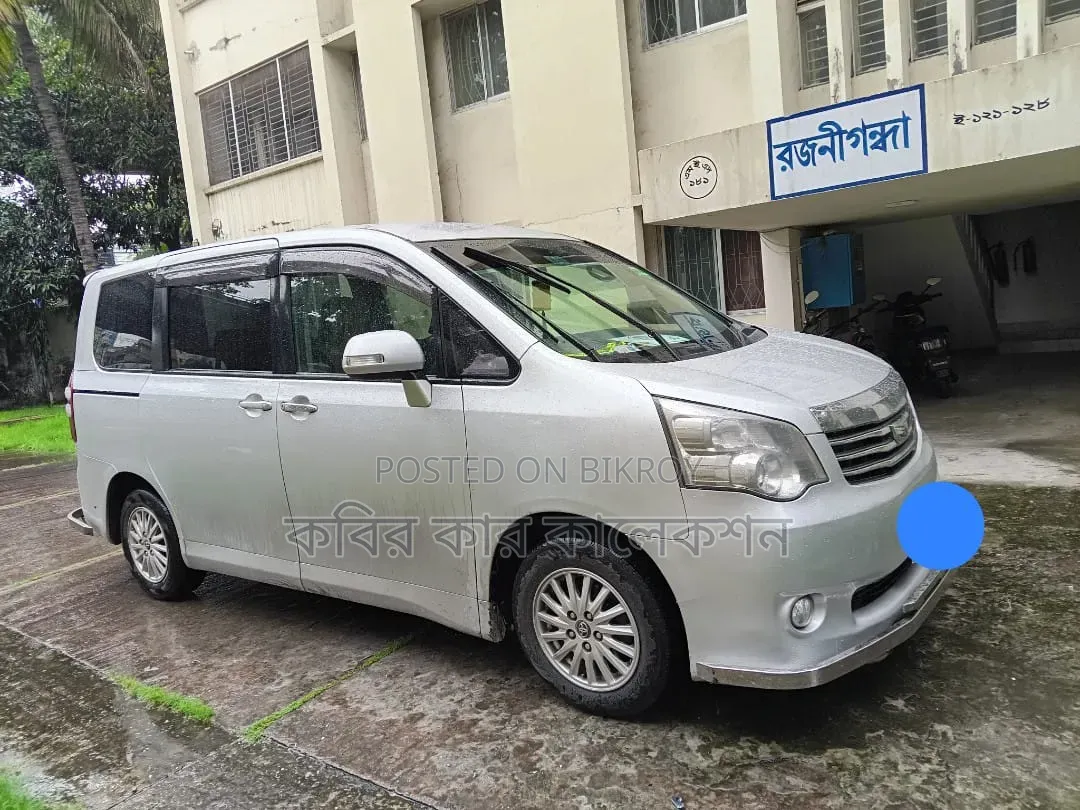 Toyota Noah 2013 Silver
