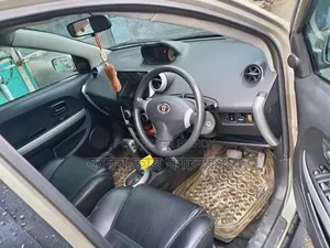 Toyota IST ২০০৪ সিলভার