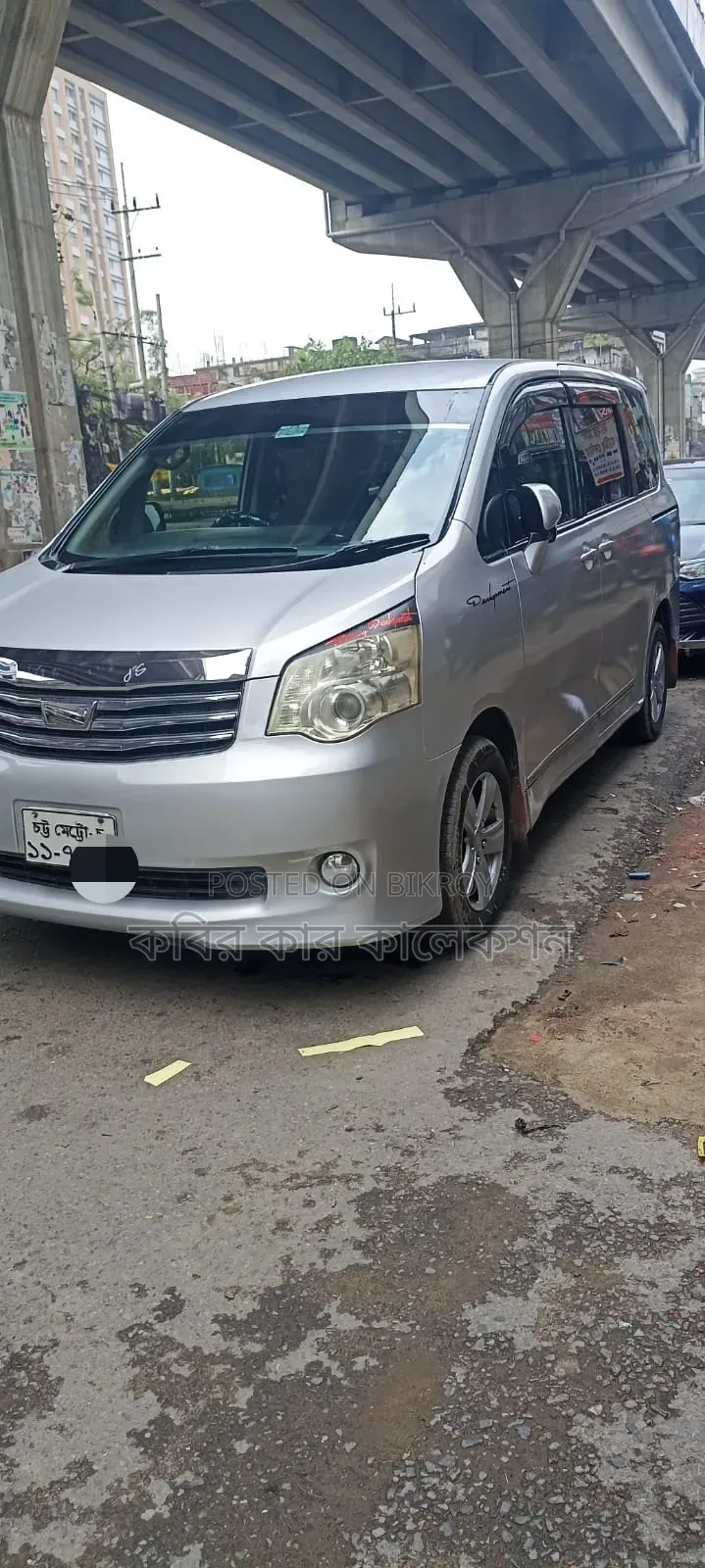 Toyota Noah 2011 Silver