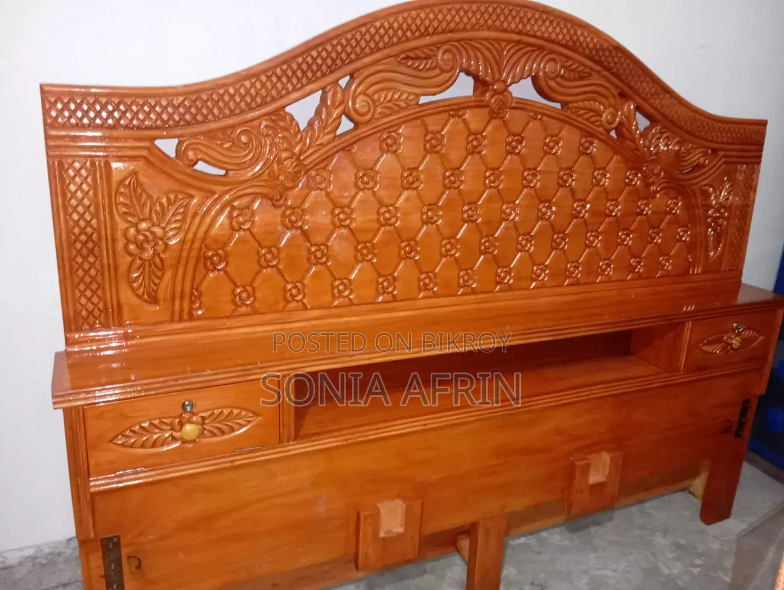 মেহগনি কাঠের নতুন খাট।