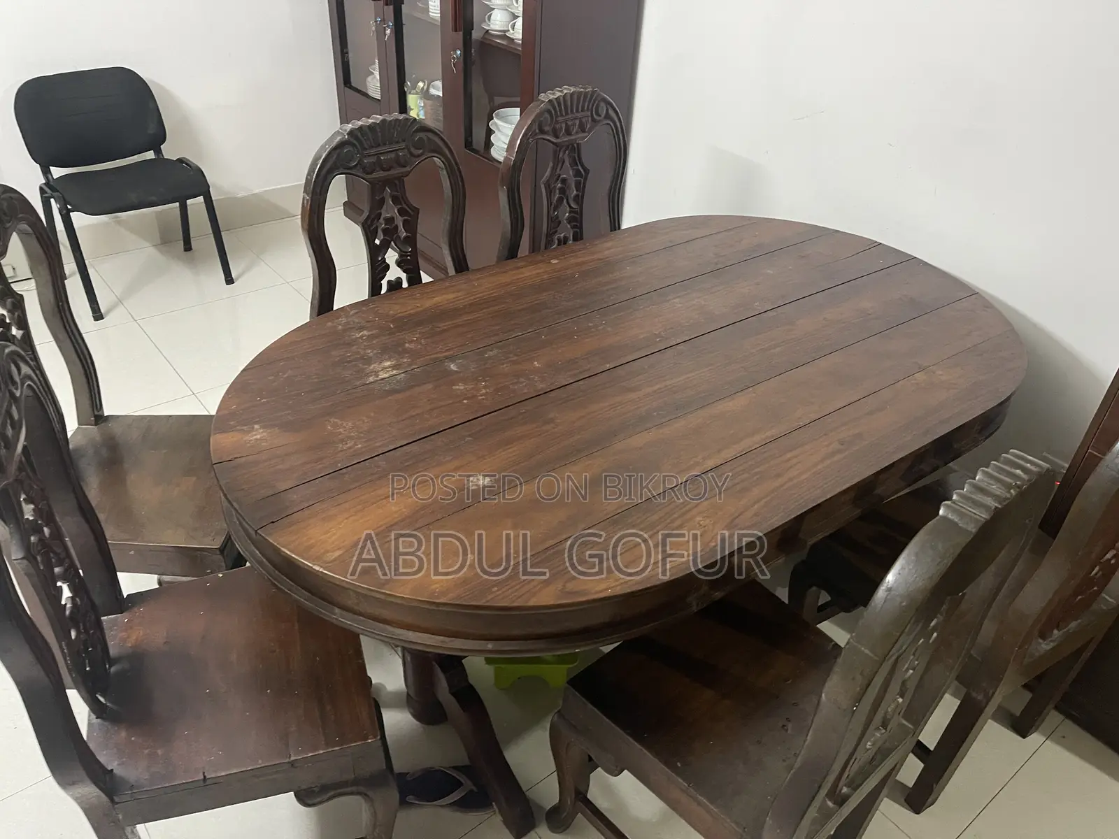 Solid Wooden Dining Table – Good Condition (6 Seater)