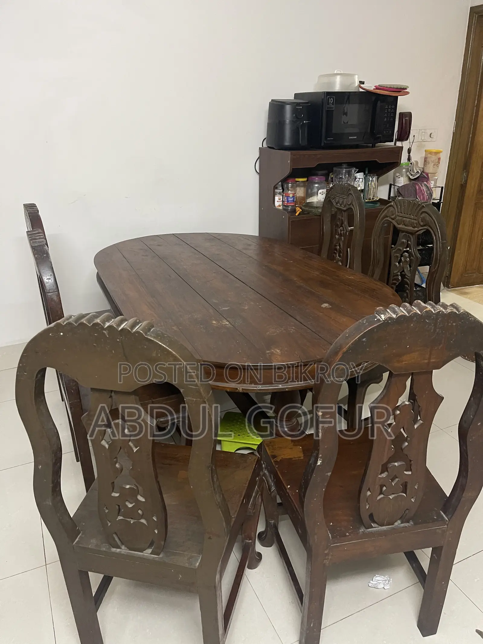 Solid Wooden Dining Table – Good Condition (6 Seater)