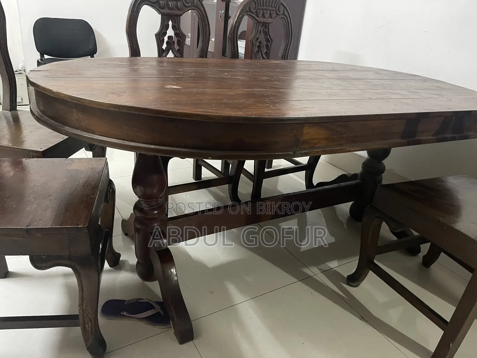 Solid Wooden Dining Table – Good Condition (6 Seater)