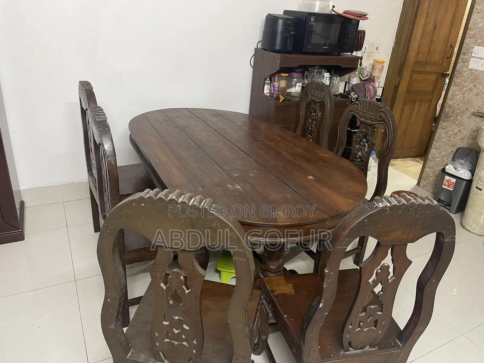 Solid Wooden Dining Table – Good Condition (6 Seater)