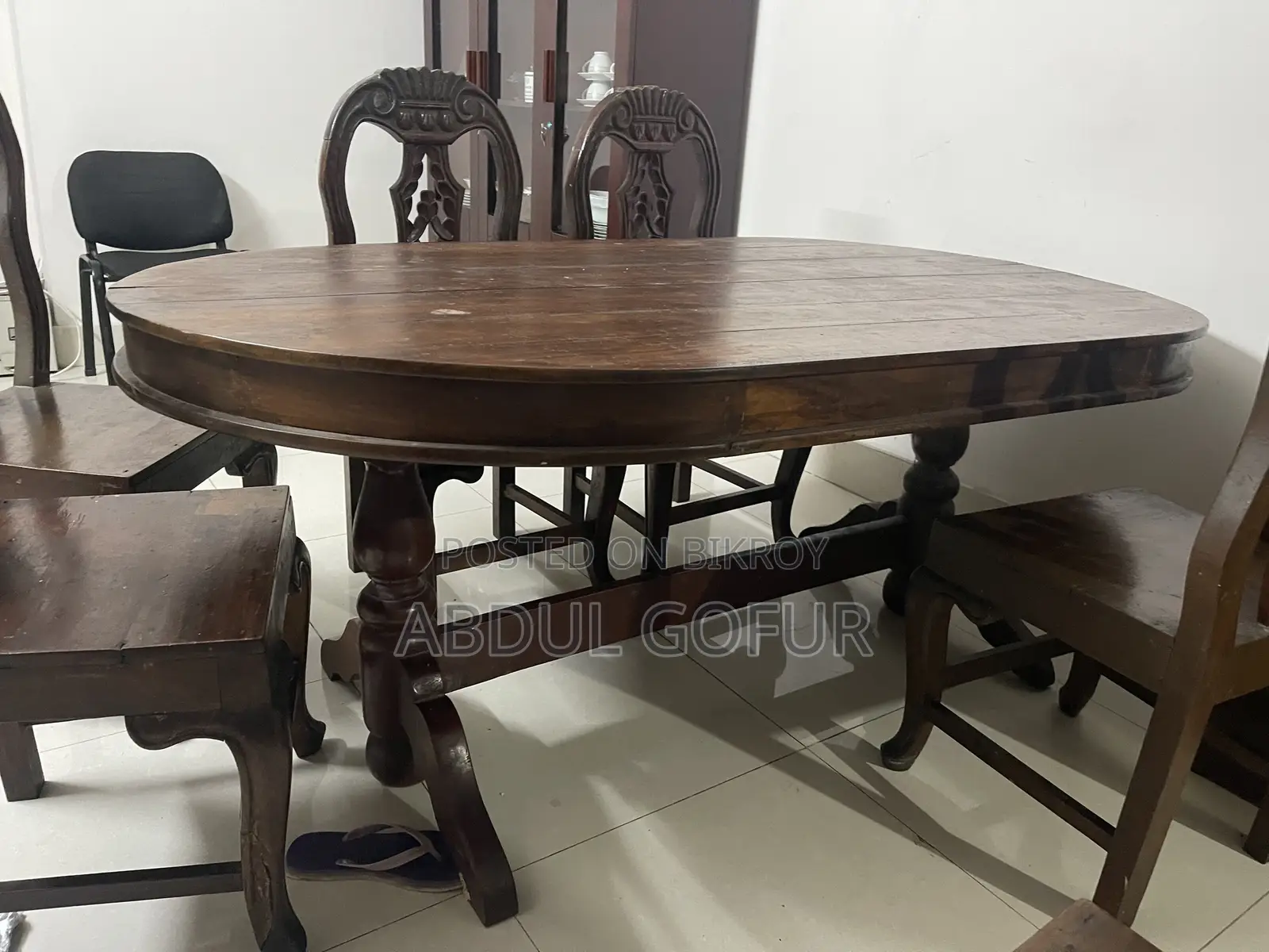 Solid Wooden Dining Table – Good Condition (6 Seater)