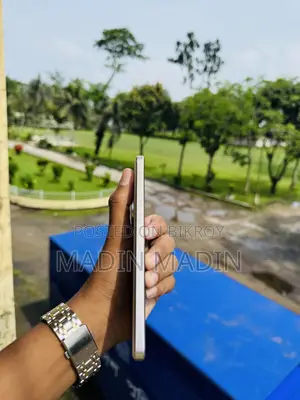 iQOO 256 GB Gold
