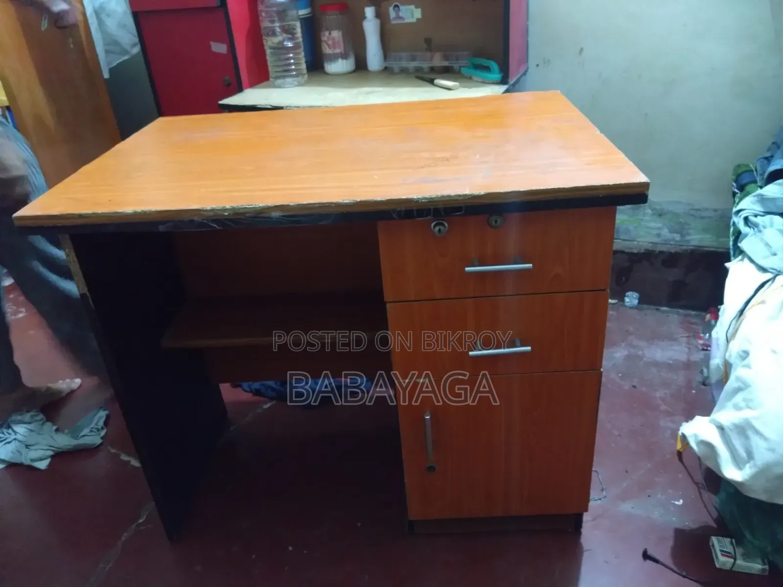 Table for sale. The drawer has a lock.