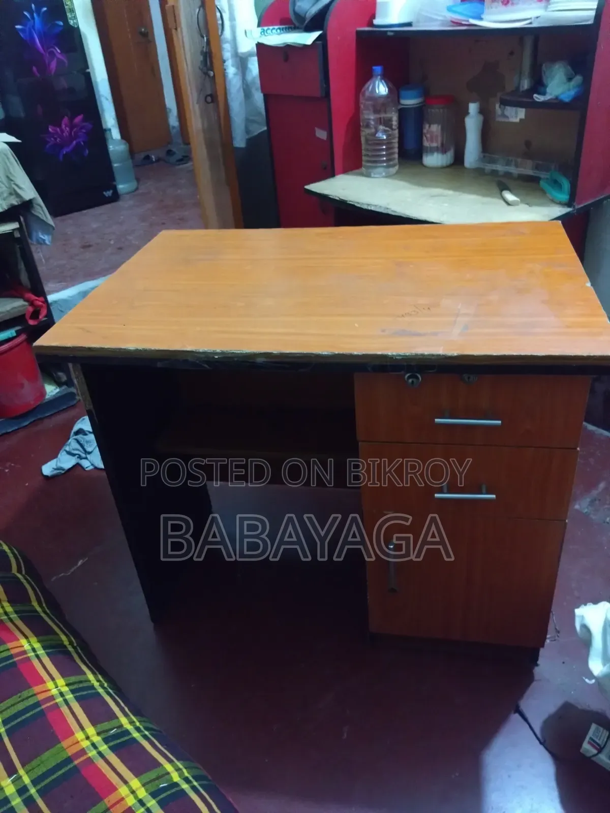 Table for sale. The drawer has a lock.