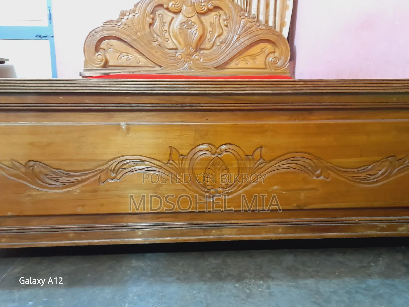চিটাগাং সেগুন খাট, জাজীম ও তোশক সহ বিক্রি হবে।